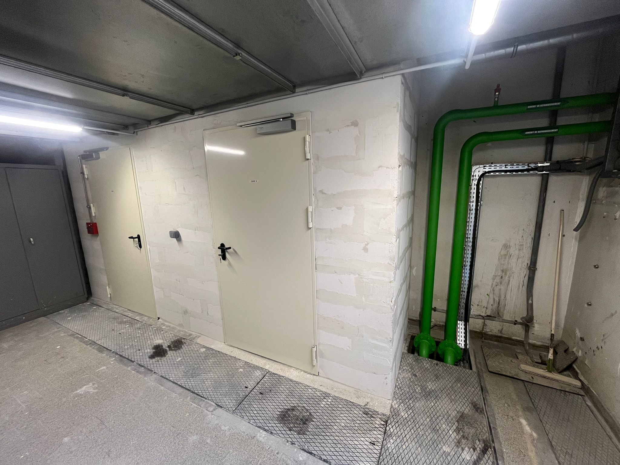 Portes coupe-feu et tuyauterie dans les locaux techniques